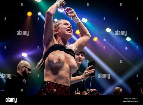 Kingpyn Boxing: Daniella Hemsley montre ses seins après sa。